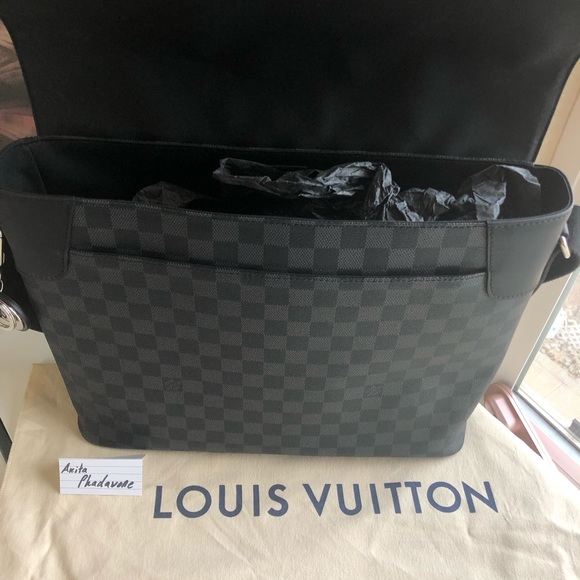 !!!SOLD!!! Louis Vuitton District messenger bag - Picture 2 of 8